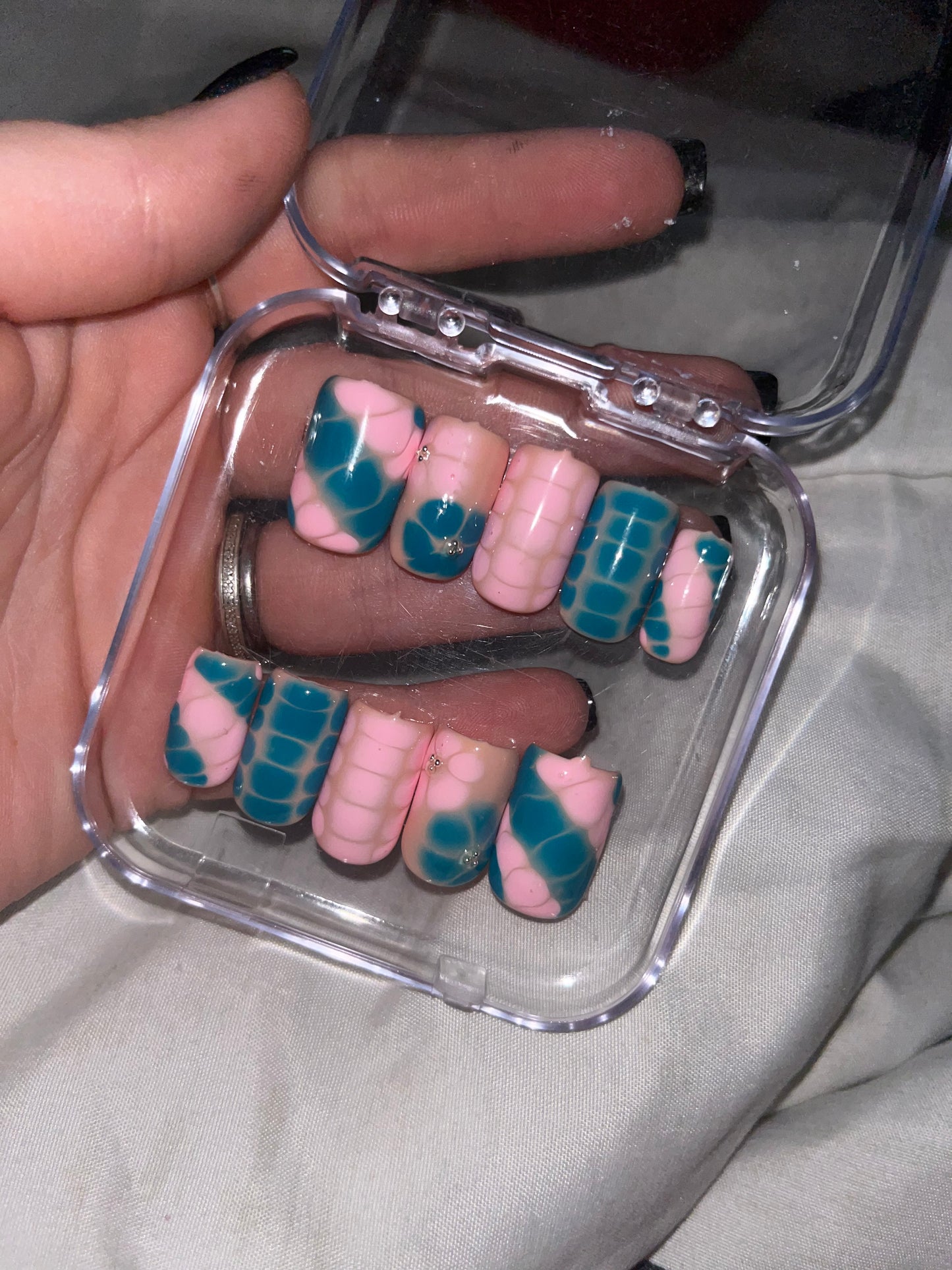 Teal and pink blooming gel
